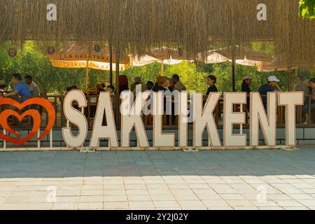 Saklikent, Seydikemer, Mugla, Turquie - 5 août 2024 : texte du nom Saklikent. Banque D'Images