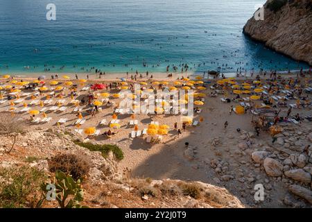 Kaputas Beach, Kas Antalya Turquie - 5 août 2024 : Kaputas Beach est une petite plage avec un cactus juste à côté d'une zone vallonnée. Banque D'Images