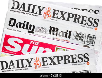 Gros titres de journaux tabloïds quotidiens du Royaume-Uni sur kiosque à journaux. Publications imprimées britanniques, notamment The Sun, Daily mail et Daily Express Banque D'Images