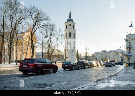 VILNIUS, LITUANIE - 30 NOVEMBRE 2023 : rues étroites de la vieille ville de Vilnius. Heure d'hiver dans la capitale lituanienne. Banque D'Images