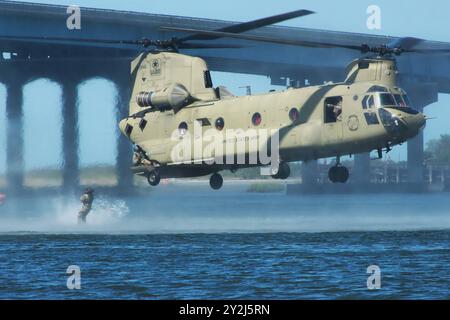 JB MDL, New Jersey, États-Unis. 4 septembre 2024. Les concurrents font le saut dans le fleuve Delaware lors d'un événement d'helocast lors de la compétition de la meilleure escouade de réserve de l'armée américaine 2024 sur ASA Fort dix du 30 août au 8 septembre 2024. La compétition de la meilleure escouade est organisée et exécutée par le US Army Reserve Command COMPETITIVE Programs (USARC COMPRO). (Crédit image : © Steven Roussel/USASA /ZUMA Press Wire) USAGE ÉDITORIAL SEULEMENT! Non destiné à UN USAGE commercial ! Banque D'Images