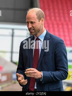 Llanelli, pays de Galles Royaume-Uni 10 septembre 2024 SAR le Prince William, Prince de Galles visite Parc y Scarlets, le domicile de l'équipe de rugby Scarlets lors d'une visite à Llanelli, au sud du pays de Galles. Son Altesse Royale a rencontré des membres de l'actuelle équipe internationale féminine du pays de Galles qui se sont récemment qualifiés pour la Coupe du monde 2025, et a également remis des casquettes et des broches en soutien à la campagne « casquettes manquantes » de la WRU. Son voyage d'une journée comprenait également une visite à l'ambulance aérienne du pays de Galles dont il est le patron, et à l'école primaire communautaire Swiss Valley où il a rencontré des étudiants qui ont participé à l'Urdd Eisteddfod de 2024. Banque D'Images