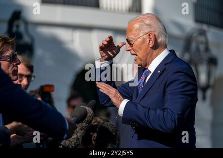 Washington, États-Unis. 10 septembre 2024. Le président AMÉRICAIN Joe Biden répond à une question des médias alors qu'il se rend à bord de Marine One sur la pelouse sud de la Maison Blanche à Washington, DC, États-Unis, le 10 septembre 2024. Le président Biden, accompagné du candidat démocrate à la présidence et du vice-président Kamala Harris, participera à la cérémonie de commémoration annuelle de 9/11. Photo de Shawn Thew/UPI crédit : UPI/Alamy Live News Banque D'Images