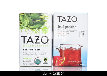 IRVINE, CALIFORNIE - 6 septembre 2024 : deux boîtes de tisanes Tazo, Organic Zen et Iced passion. Banque D'Images