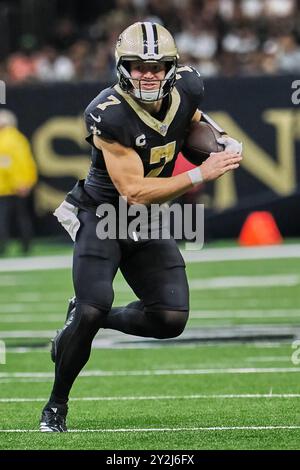 Nouvelle-Orléans, Louisiane, États-Unis. 10 septembre 2024. Taysom Hill, quarterback des Saints de la Nouvelle-Orléans, dirige le ballon contre les Panthers de la Caroline lors d'un match de saison régulière de la NFL à la Nouvelle-Orléans, en Louisiane, États-Unis, le 8 septembre 2024. Les Saints ont battu les Panthers 47-10. (Crédit image : © Dan Anderson/ZUMA Press Wire) USAGE ÉDITORIAL SEULEMENT! Non destiné à UN USAGE commercial ! Banque D'Images