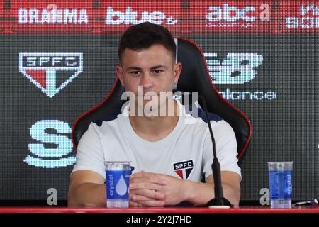 Présentation de la nouvelle signature du São Paulo FC, le milieu de terrain Santiago Longo, au Barra Funda Training Center, à l'ouest de São Paulo, ce mardi 10 août. Crédit : Brazil photo Press/Alamy Live News Banque D'Images