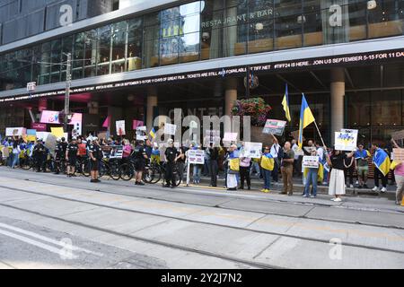 TORONTO, ON : 10 SEPTEMBRE : des manifestants manifestent devant le siège du Festival international de Toronto pour protester contre l'utilisation de fonds publics pour le film « Russes en guerre » le 10 septembre 2024 à Toronto, Ontario, Canada. Crédit : mpi099/MediaPunch Banque D'Images