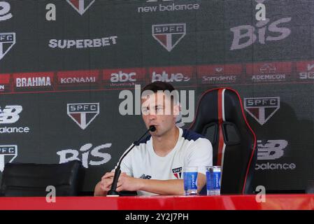 Présentation de la nouvelle signature du São Paulo FC, le milieu de terrain Santiago Longo, au Barra Funda Training Center, à l'ouest de São Paulo, ce mardi 10 août. Crédit : Brazil photo Press/Alamy Live News Banque D'Images