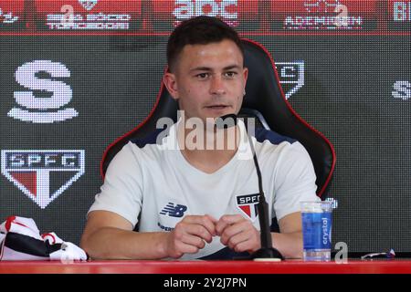 Présentation de la nouvelle signature du São Paulo FC, le milieu de terrain Santiago Longo, au Barra Funda Training Center, à l'ouest de São Paulo, ce mardi 10 août. Crédit : Brazil photo Press/Alamy Live News Banque D'Images