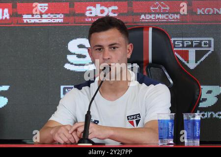 Présentation de la nouvelle signature du São Paulo FC, le milieu de terrain Santiago Longo, au Barra Funda Training Center, à l'ouest de São Paulo, ce mardi 10 août. Crédit : Brazil photo Press/Alamy Live News Banque D'Images