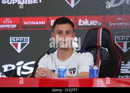 Présentation de la nouvelle signature du São Paulo FC, le milieu de terrain Santiago Longo, au Barra Funda Training Center, à l'ouest de São Paulo, ce mardi 10 août. Crédit : Brazil photo Press/Alamy Live News Banque D'Images