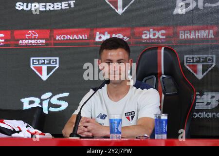 Présentation de la nouvelle signature du São Paulo FC, le milieu de terrain Santiago Longo, au Barra Funda Training Center, à l'ouest de São Paulo, ce mardi 10 août. Crédit : Brazil photo Press/Alamy Live News Banque D'Images