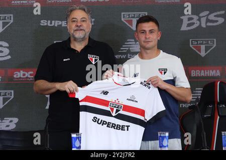 Présentation de la nouvelle signature du São Paulo FC, le milieu de terrain Santiago Longo, au Barra Funda Training Center, à l'ouest de São Paulo, ce mardi 10 août. Crédit : Brazil photo Press/Alamy Live News Banque D'Images