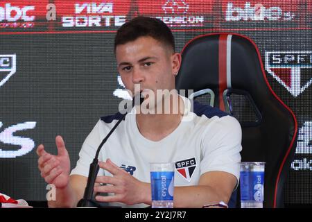 Présentation de la nouvelle signature du São Paulo FC, le milieu de terrain Santiago Longo, au Barra Funda Training Center, à l'ouest de São Paulo, ce mardi 10 août. Crédit : Brazil photo Press/Alamy Live News Banque D'Images