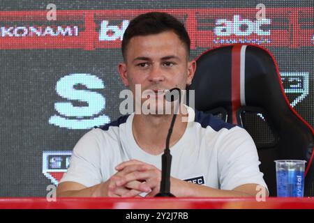 Présentation de la nouvelle signature du São Paulo FC, le milieu de terrain Santiago Longo, au Barra Funda Training Center, à l'ouest de São Paulo, ce mardi 10 août. Crédit : Brazil photo Press/Alamy Live News Banque D'Images