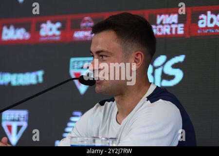 Présentation de la nouvelle signature du São Paulo FC, le milieu de terrain Santiago Longo, au Barra Funda Training Center, à l'ouest de São Paulo, ce mardi 10 août. Crédit : Brazil photo Press/Alamy Live News Banque D'Images