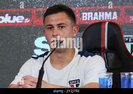 Présentation de la nouvelle signature du São Paulo FC, le milieu de terrain Santiago Longo, au Barra Funda Training Center, à l'ouest de São Paulo, ce mardi 10 août. Crédit : Brazil photo Press/Alamy Live News Banque D'Images