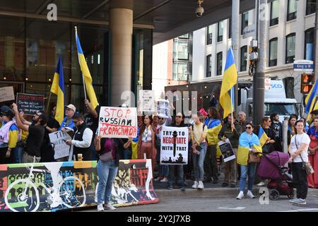 TORONTO, ON : 10 SEPTEMBRE : des manifestants manifestent devant le siège du Festival international de Toronto pour protester contre l'utilisation de fonds publics pour le film « Russes en guerre » le 10 septembre 2024 à Toronto, Ontario, Canada. Crédit : mpi099/MediaPunch Banque D'Images