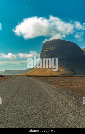 L'imposante montagne Lómagnúpur se dresse majestueusement contre le vaste paysage ouvert de l'Islande sous un ciel spectaculaire Banque D'Images