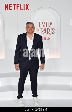 News - Emily à Paris tapis rouge le PDG de Netflix Ted Sarandos assiste à Emily à Paris quatrième saison tapis rouge au Space Cinema Moderno Roma le 10 septembre 2024 à Rome, Italie Rome le Space Cinema Moderno Italie Copyright : xDomenicoxCippitellix/xLiveMediax LPN 1510904 Banque D'Images