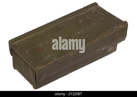 Mines terrestres primitives des séries PMD-6, PMD-7 et PMD-57 de l'Union soviétique. Isolé sur fond blanc. Banque D'Images