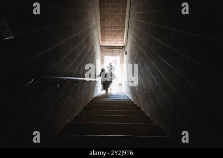 San Antonio, Texas, États-Unis. 20 août 2024. Les stagiaires des forces de sécurité du 343e escadron d'entraînement participent à la partie tireur actif du cours Basic Defender à joint base San Antonio-Camp Bullis, Texas, en août. 20, 2024. Cette partie du cours est conçue pour enseigner aux stagiaires comment tirer, se déplacer et communiquer tout en traversant des bâtiments occupés par un tireur actif. Le 343rd TRS fournit la formation initiale pour tous les aviateurs des forces de sécurité de l'Armée de l'Air. (Crédit image : © Taylor Curry/U.S. Air Force /ZUMA Press Wire) USAGE ÉDITORIAL SEULEMENT ! Non destiné aux États-Unis commerciaux Banque D'Images