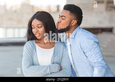 Friend zone concept avec un homme essayant d'embrasser une femme et elle le rejetant Banque D'Images