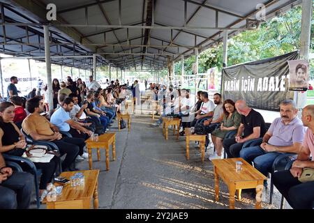 Des gens vus dans la tente de condoléances pour Narin Guran. Des organisations de femmes ont installé une tente de condoléances à Diyarbakir pour Narin Guran, une fillette de 8 ans dont le corps a été retrouvé 19 jours après sa disparition à Diyarbakir, en Turquie. La tente de condoléances dans le parc Kosuyolu a été organisée par le mouvement des femmes libres (TJA), l'Association des femmes Rosa, l'Association des droits de l'homme, l'Association des femmes pour la culture, les arts et la littérature (KASED), l'Association du Barreau de Diyarbak?R, la branche des femmes du Parti des régions démocratiques et les mères kurdes de la paix. Des centaines de personnes ont visité la tente et prié pour Narin Guran. Banque D'Images