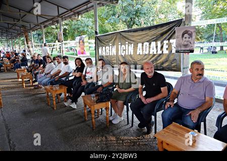 Des gens vus regardant pendant qu'ils étaient assis à la tente de condoléances pour Narin Guran. Des organisations de femmes ont installé une tente de condoléances à Diyarbakir pour Narin Guran, une fillette de 8 ans dont le corps a été retrouvé 19 jours après sa disparition à Diyarbakir, en Turquie. La tente de condoléances dans le parc Kosuyolu a été organisée par le mouvement des femmes libres (TJA), l'Association des femmes Rosa, l'Association des droits de l'homme, l'Association des femmes pour la culture, les arts et la littérature (KASED), l'Association du Barreau de Diyarbak?R, la branche des femmes du Parti des régions démocratiques et les mères kurdes de la paix. Des centaines de personnes ont visité la tente et prié pour Narin Guran. Banque D'Images