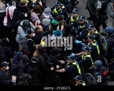 Melbourne, Australie. 11 septembre 2024. Des militants anti-guerre perturbent l'exposition sur les armes qui se tient au Melbourne Exhibition and Convention Centre à Melbourne. Crédit : Corleve/Alamy Live News Banque D'Images