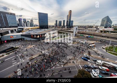 Melbourne, Australie. 11 septembre 2024. Des militants anti-guerre perturbent l'exposition sur les armes qui se tient au Melbourne Exhibition and Convention Centre à Melbourne. Crédit : Corleve/Alamy Live News Banque D'Images