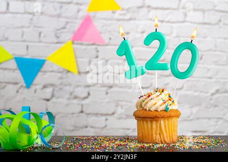 Bougie numéro 120 - célébration d'anniversaire avec cupcake Banque D'Images