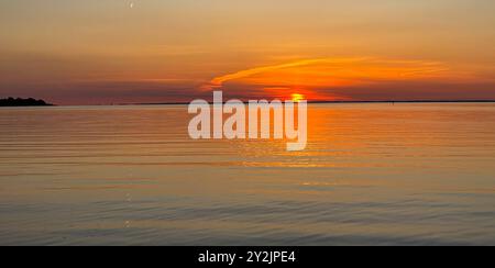 Lever de soleil sur les eaux calmes de la baie de Chesapeake. Banque D'Images