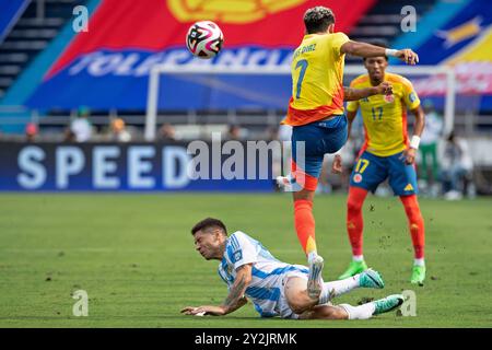 Barranquilla, Colombie. 10 septembre 2024. Luis Diaz, colombien, se bat pour le ballon de possession avec Gonzalo Montiel, argentin, lors du match entre la Colombie et l'Argentine pour le 8e tour des qualifications FIFA 2026, au stade Roberto Melendez Metropolitan, à Barranquilla, Colombie, le 10 septembre 2024 photo : Jose Pino/DiaEsportivo/Alamy Live News Credit : DiaEsportivo/Alamy Live News Banque D'Images