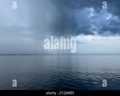 Pluie tombant sur la baie de Chesapeake. Banque D'Images