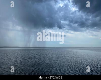 Pluie tombant sur la baie de Chesapeake. Banque D'Images