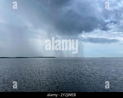 Pluie tombant sur la baie de Chesapeake. Banque D'Images