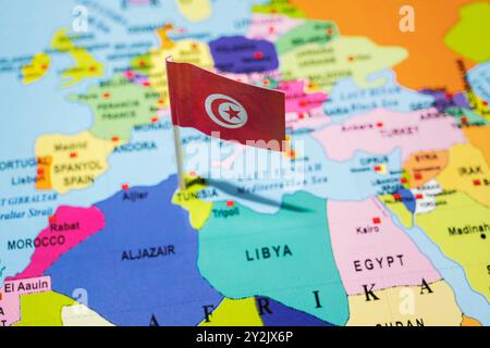 Une carte de la Tunisie avec le drapeau tunisien dessus. Le drapeau est de couleur rouge. Concept de voyage et de gouvernement Banque D'Images