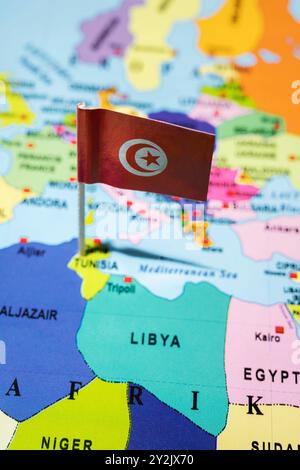 Une carte de la Tunisie avec le drapeau tunisien dessus. Le drapeau est de couleur rouge. Concept de voyage et de gouvernement Banque D'Images