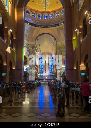 Aparecida do Norte, État de Sao Paulo, Brésil, 16 août 2024 : pèlerins catholiques priant dans la basilique du Sanctuaire national de notre-Dame de l'apparition Banque D'Images