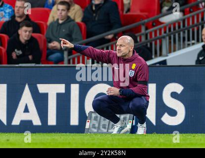 Londres, Royaume-Uni. 11 septembre 2024. Lee Carsley, l'entraîneur-chef intérimaire de l'Angleterre, fait des gestes lors du match du Groupe B2 de l'UEFA Nations League entre l'Angleterre et la Finlande à Londres, le 10 septembre 2024. Crédit : Xinhua/Alamy Live News Banque D'Images