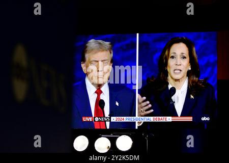 Philadelphie, États-Unis. 10 septembre 2024. Le vice-président Kamala Harris et l'ancien président Donald Trump prennent la parole pour le débat présidentiel ABC News au National Constitution Center à Philadelphie, PA, États-Unis, le 10 septembre 2024. (Photo de Bastiaan Slabbers/Sipa USA) crédit : Sipa USA/Alamy Live News Banque D'Images