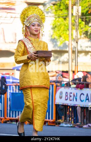 Danse Batin kemuning de Riau sur le 3ème carnaval BEN. Cette danse est pour les invités traditionnels et les invités d'honneur dans le but de divertissement Banque D'Images