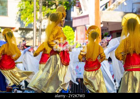 Danse Batin kemuning de Riau sur le 3ème carnaval BEN. Cette danse est pour les invités traditionnels et les invités d'honneur dans le but de divertissement Banque D'Images