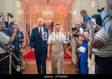 Washington, États-Unis d'Amérique. 10 septembre 2024. Washington, États-Unis d'Amérique. 10 septembre 2024. U. Le président Joe Biden, à gauche, arrive avec Dawn Staley, l'entraîneur des champions de basket-ball féminin de la NCAA de l'Université de Caroline du Sud, à droite, à East Room de la Maison Blanche, le 10 septembre 2024 à Washington, DC crédit : Oliver Contreras/White House photo/Alamy Live News Banque D'Images