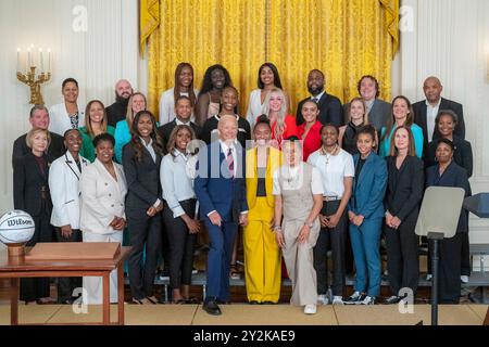 Washington, États-Unis d'Amérique. 10 septembre 2024. Washington, États-Unis d'Amérique. 10 septembre 2024. U. Joe Biden, président du groupe, pose avec les champions de basket-ball féminin de la NCAA de l'Université de Caroline du Sud à la salle est de la Maison Blanche, le 10 septembre 2024 à Washington, DC crédit : Oliver Contreras/White House photo/Alamy Live News Banque D'Images