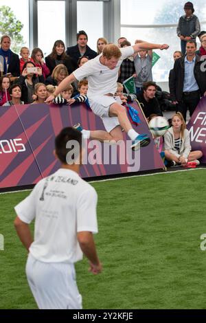 Prince Harry participant à un match de football à cinq avec des joueurs et des étudiants néo-zélandais U20, The Cloud, Auckland, Nouvelle-Zélande, samedi, 16 mai 2015. Banque D'Images