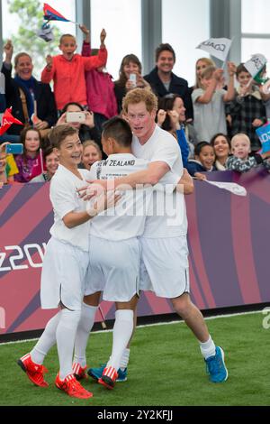 Prince Harry participant à un match de football à cinq avec des joueurs et des étudiants néo-zélandais U20, The Cloud, Auckland, Nouvelle-Zélande, samedi, 16 mai 2015. Banque D'Images