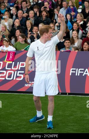 Prince Harry participant à un match de football à cinq avec des joueurs et des étudiants néo-zélandais U20, The Cloud, Auckland, Nouvelle-Zélande, samedi, 16 mai 2015. Banque D'Images