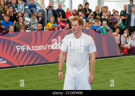 Prince Harry participant à un match de football à cinq avec des joueurs et des étudiants néo-zélandais U20, The Cloud, Auckland, Nouvelle-Zélande, samedi, 16 mai 2015. Banque D'Images